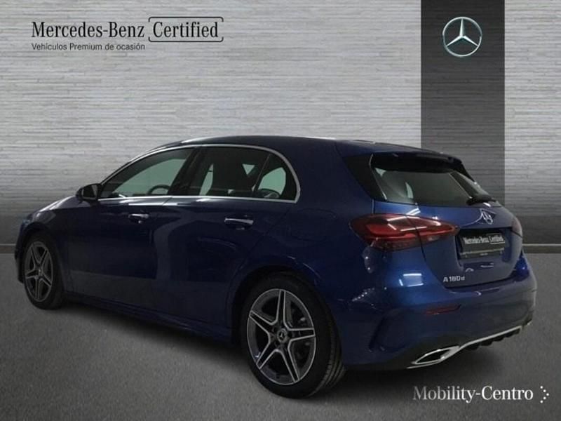 Usado Mercedes A180 AMG line 116 CV (85 kW) 2024 Azul espectra Utilitario