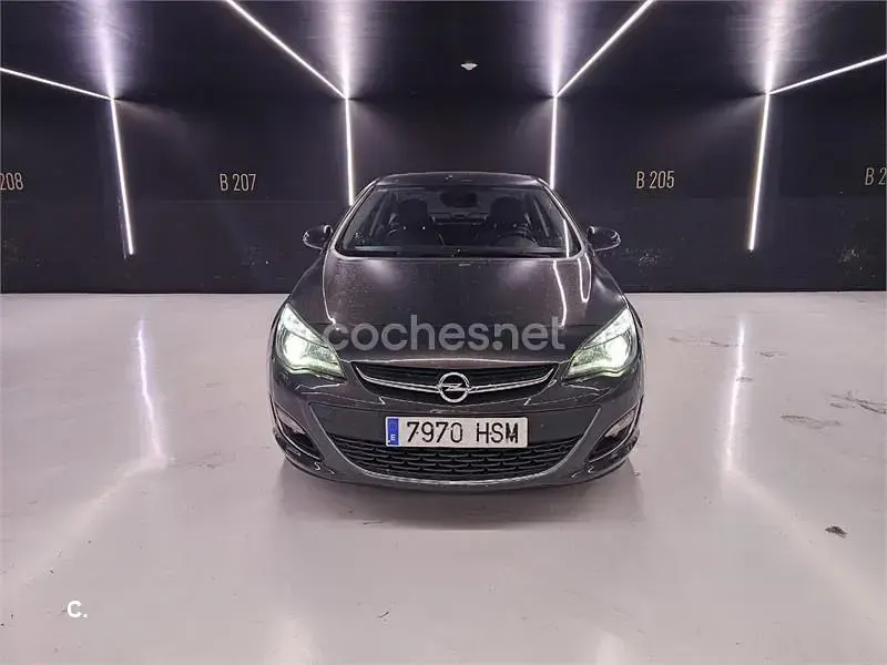 Usado Opel Astra Excellence 130 CV (95 kW) 2013 Negro Berlina
