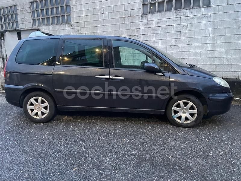 Gris / plata Usado 2008 Peugeot 807 Monovolumen | 4999 € (Precio justo) - Imagen 1/4