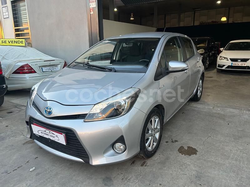 Gris / plata Usado 2014 Toyota Yaris Hybrid Active Berlina | 10.499 € (Precio justo) - Imagen 1/4