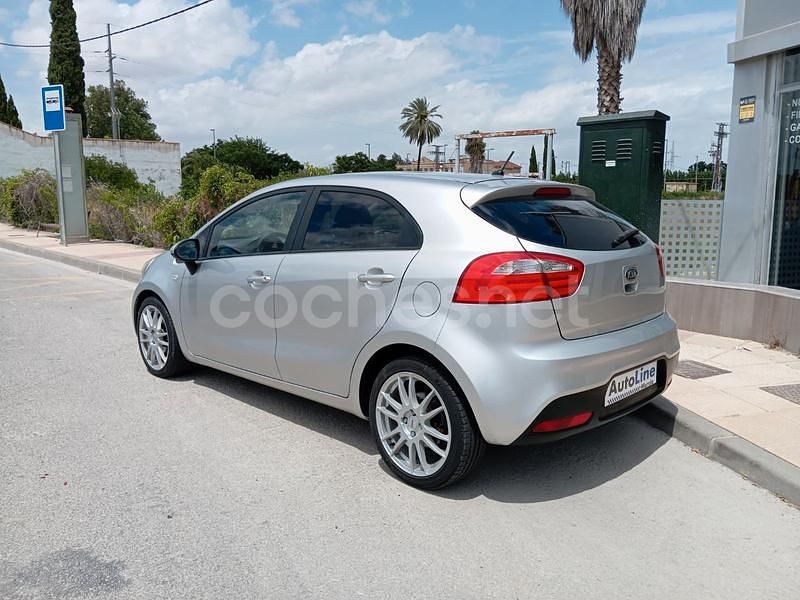Usado Kia Rio 85 CV (62 kW) 2012 Gris / plata Berlina