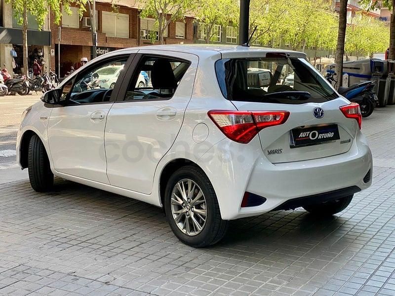 Usado Toyota Yaris Hybrid Active 100 CV (73 kW) 2019 Blanco Berlina