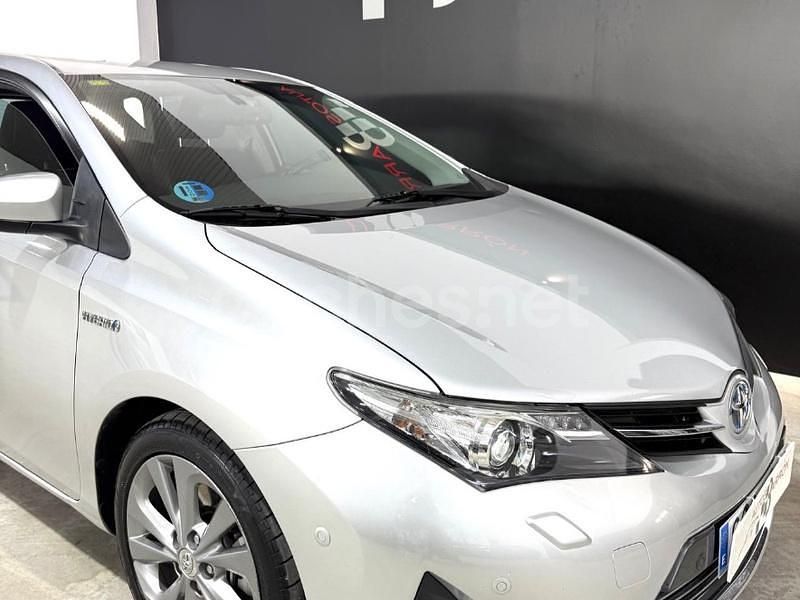 Usado Toyota Auris Hybrid Active 136 CV (100 kW) 2013 Gris / plata Berlina