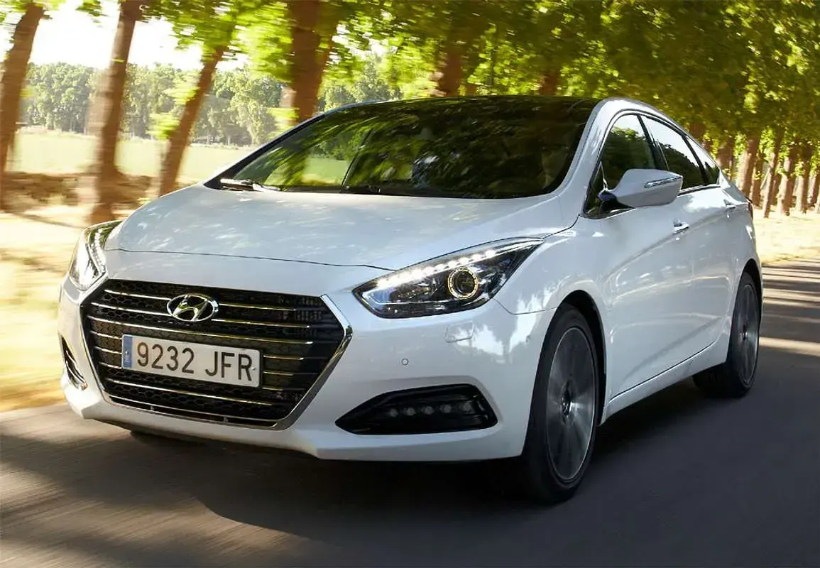 Usado Hyundai i40 GLS 136 CV (100 kW) 2012 Negro Familiar