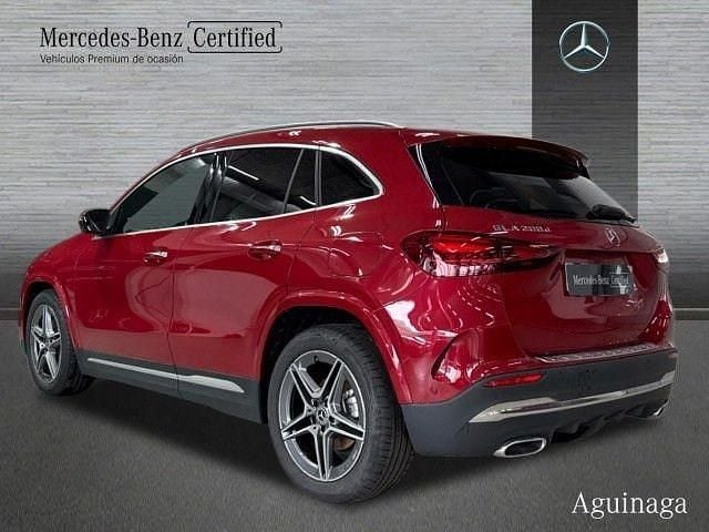 Usado Mercedes GLA200 AMG line 150 CV (110 kW) 2024 Manufaktur rojo patagonia SUV