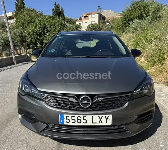 Usado Opel Astra Business 130 CV (95 kW) 2021 Gris / plata Familiar