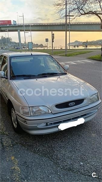 Usado Ford Escort 90 CV (66 kW) 1995 Gris / plata Berlina