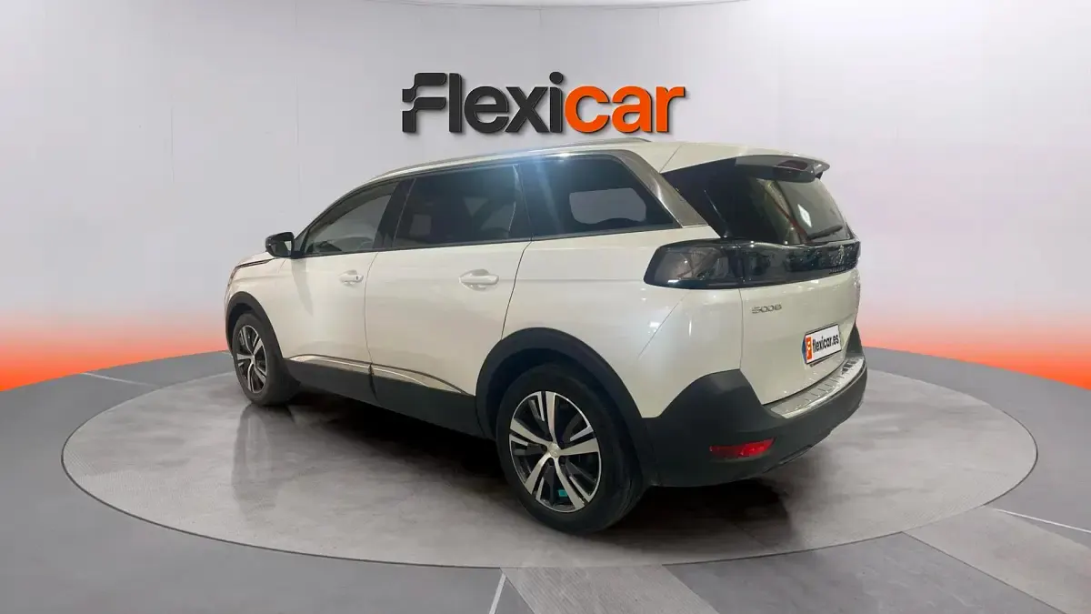 Usado Peugeot 5008 Allure 136 CV (100 kW) 2024 Blanco SUV