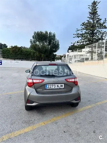 Usado Toyota Yaris Active 111 CV (81 kW) 2017 Gris / plata Berlina