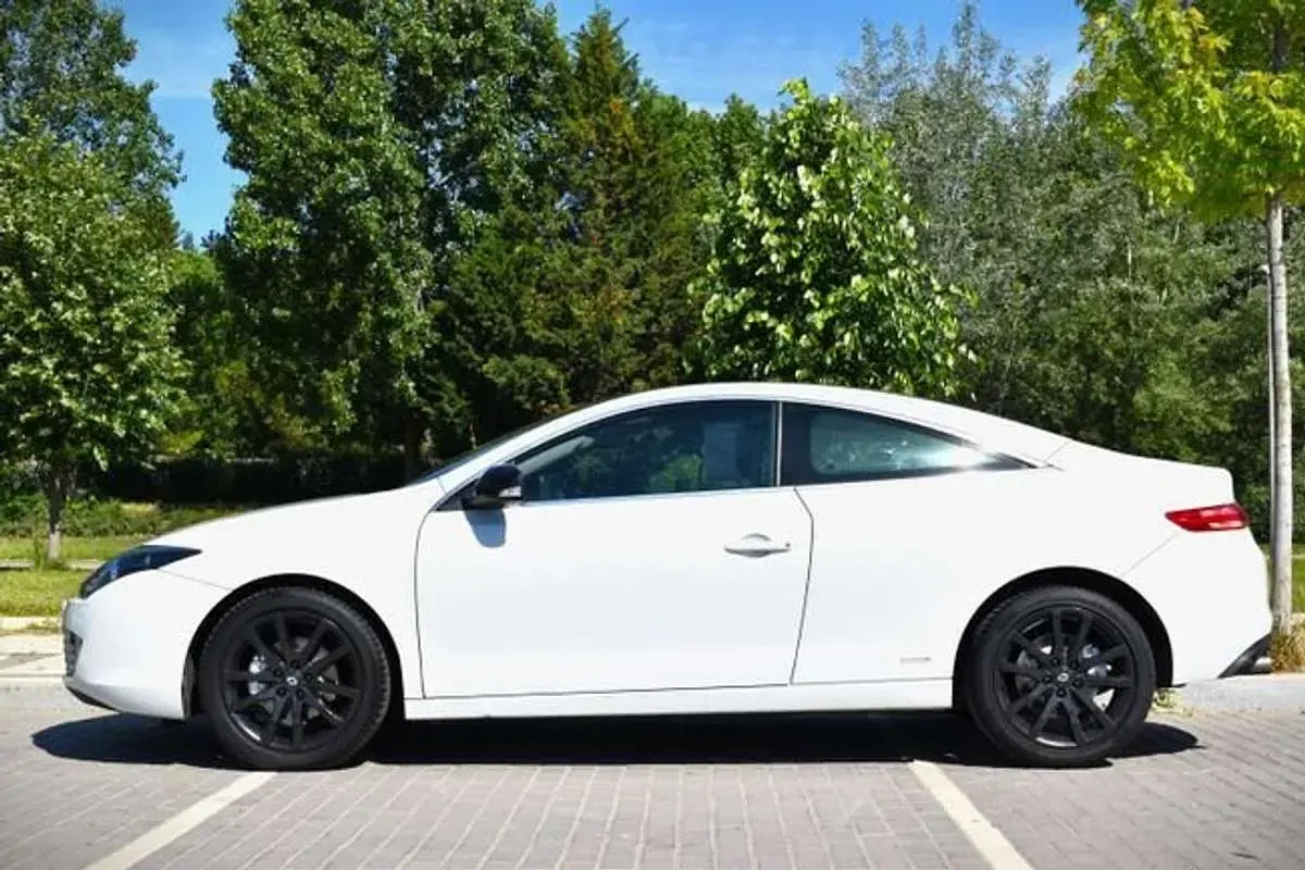 Usado Renault Laguna Coupé 150 CV (110 kW) 2012 Blanco Coupe
