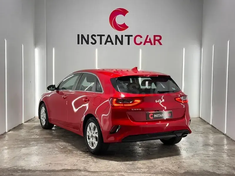 Usado Kia Ceed 100 CV (73 kW) 2022 Rojo Utilitario