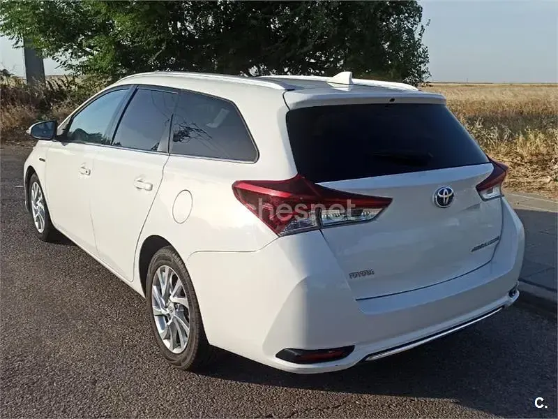Usado Toyota Auris Hybrid Active 136 CV (100 kW) 2016 Blanco Familiar