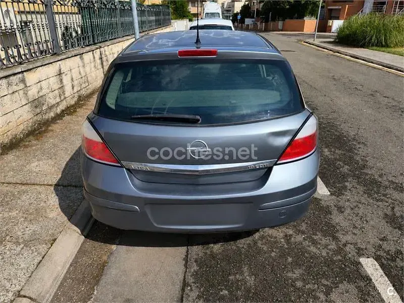 Usado Opel Astra Cosmo 120 CV (88 kW) 2005 Gris / plata Berlina