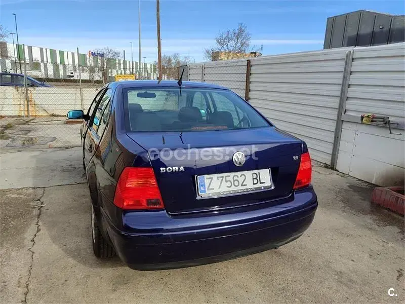 Usado VW Bora Highline 100 CV (73 kW) 1999 Azul Berlina