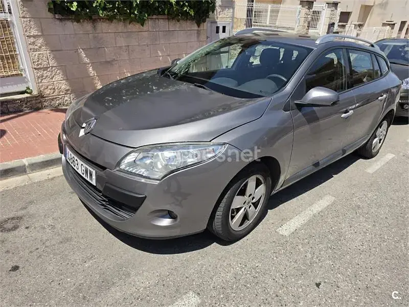 Usado Renault Mégane GrandTour Dynamique 105 CV (77 kW) 2010 Gris / plata Familiar
