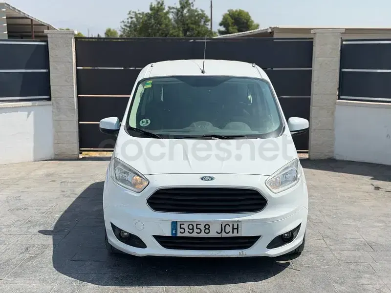 Usado Ford Tourneo Courier Trend 75 CV (55 kW) 2015 Blanco Monovolumen