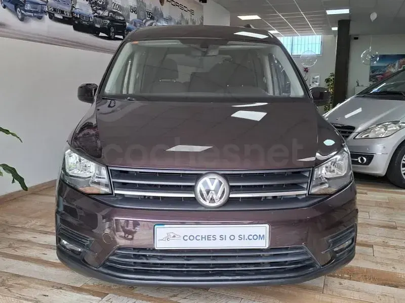 Usado VW Caddy Trendline 102 CV (75 kW) 2016 Violeta / lila Monovolumen