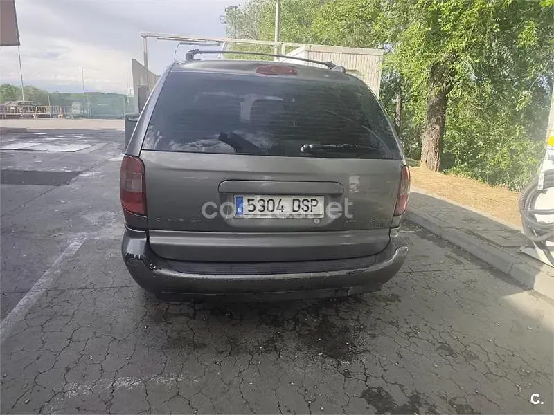 Usado Chrysler Grand Voyager 150 CV (110 kW) 2005 Gris / plata Monovolumen