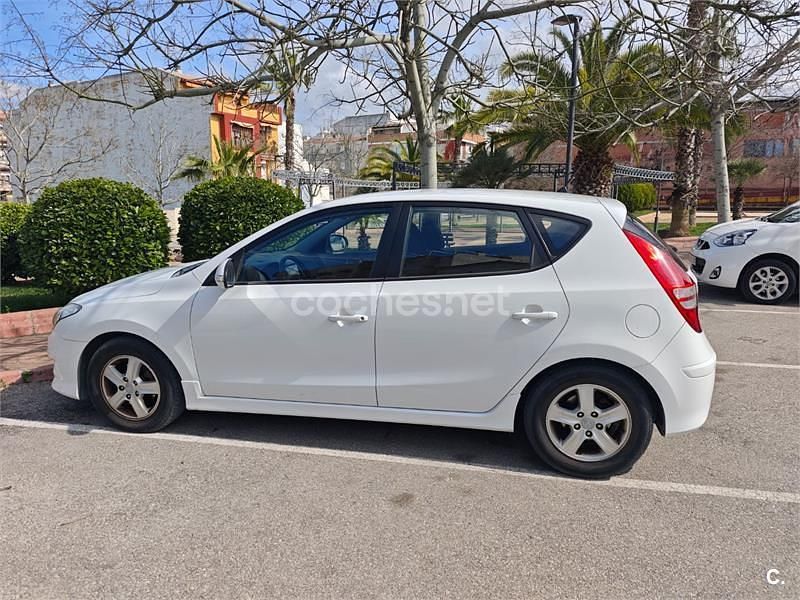Usado Hyundai i30 Comfort 90 CV (66 kW) 2011 Blanco Berlina
