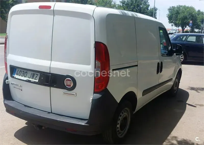 Usado Fiat Doblò 90 CV (66 kW) 2012 Blanco Monovolumen