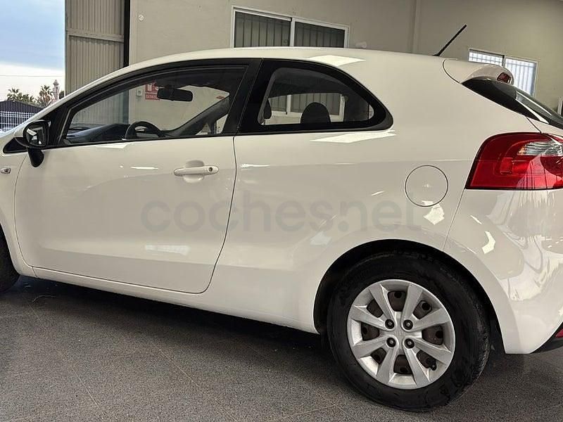 Usado Kia Rio 85 CV (62 kW) 2014 Blanco Berlina