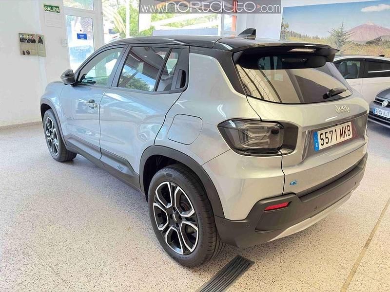 Usado Jeep Avenger EV 114 kW (156 CV) 2023 Gris SUV