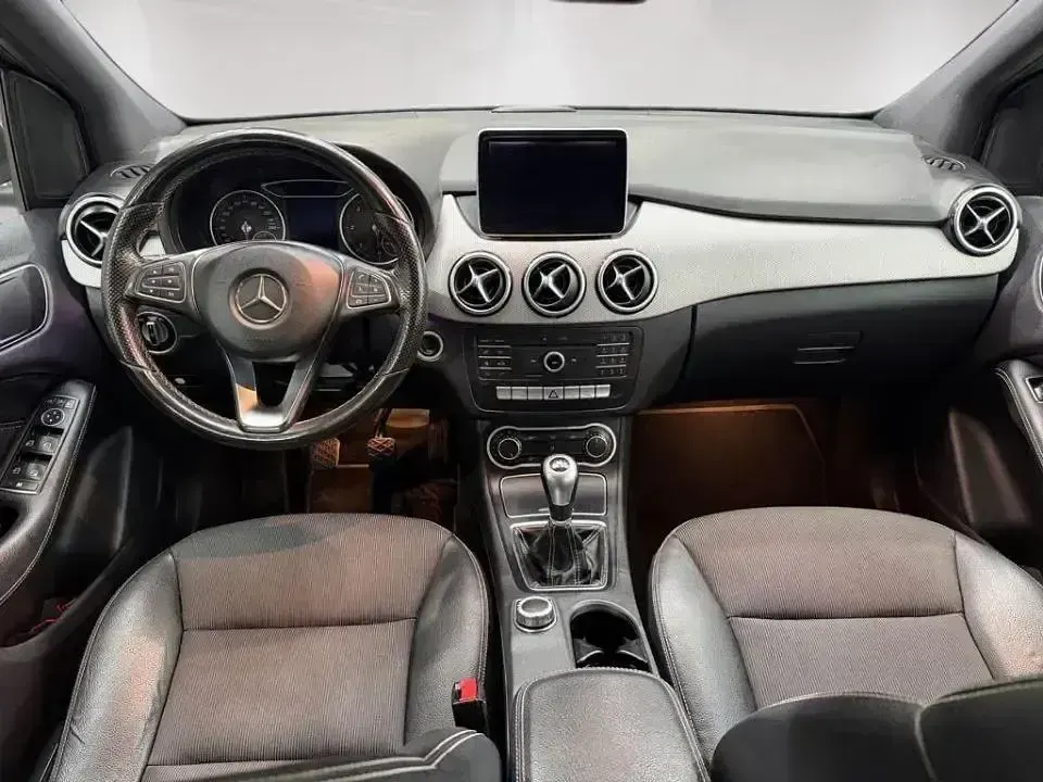 Usado Mercedes B180 Urban 109 CV (80 kW) 2015 Gris Monovolumen