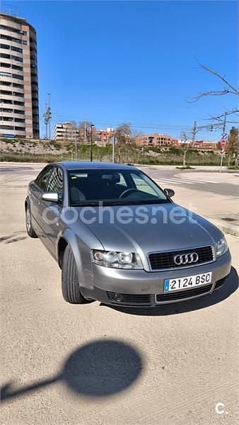 Usado Audi A4 130 CV (95 kW) 2002 Gris / plata Berlina