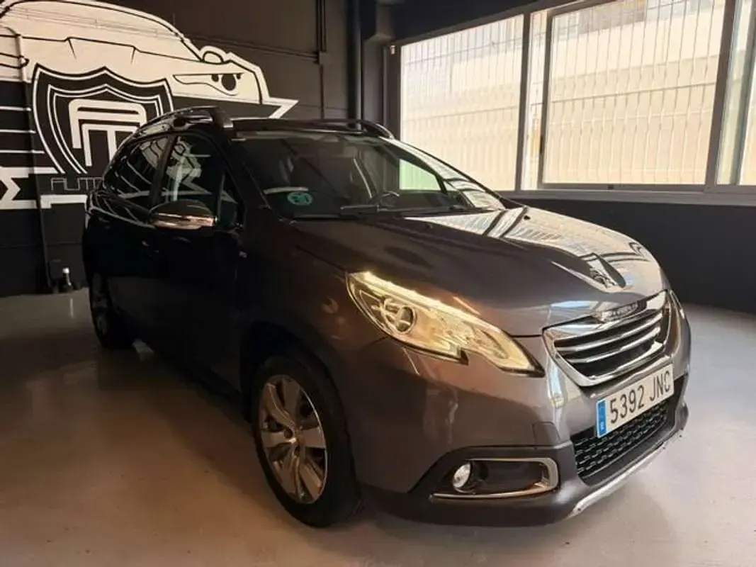 Usado Peugeot 2008 Style 120 CV (88 kW) 2016 Gris SUV