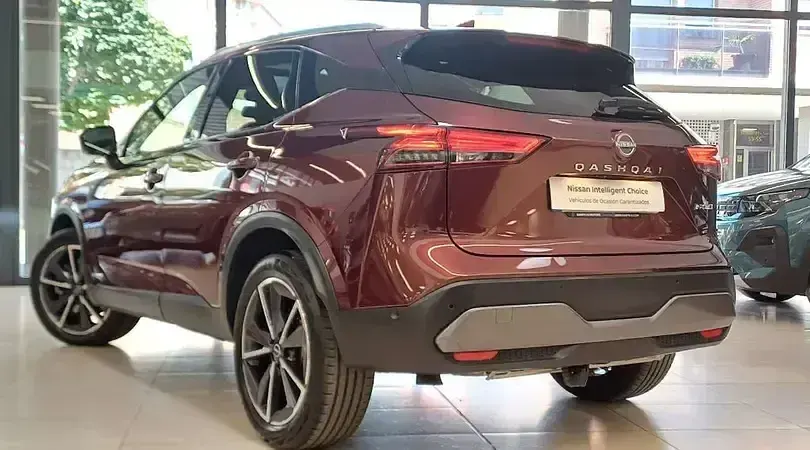 Usado Nissan Qashqai Tekna 190 CV (139 kW) 2023 Burgundy (metalizada) SUV