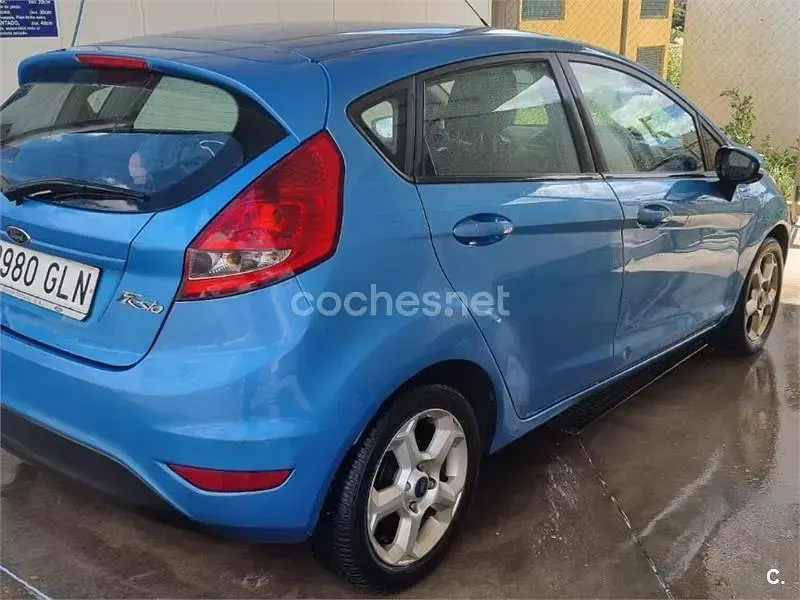 Usado Ford Fiesta Trend 68 CV (50 kW) 2009 Azul Berlina