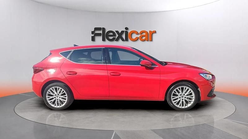 Usado Seat Leon Style 110 CV (80 kW) 2022 Rojo Familiar