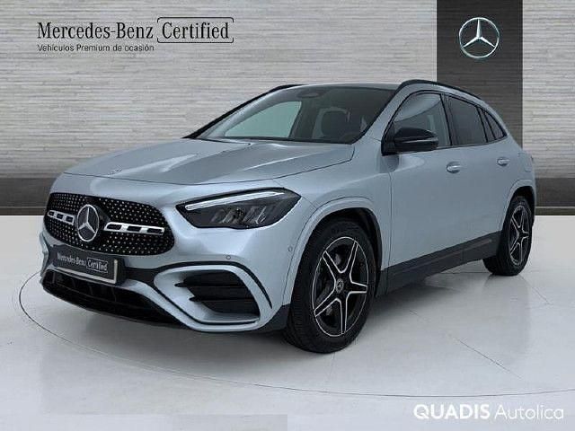 Usado Mercedes GLA200 AMG line 150 CV (110 kW) 2025 Plata hightech SUV