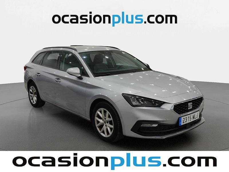 Usado Seat Leon Style 130 CV (95 kW) 2023 Gris Familiar