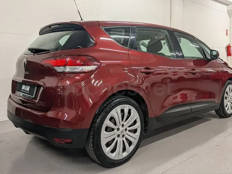 Usado Renault Scénic Life 115 CV (84 kW) 2019 Granate Monovolumen