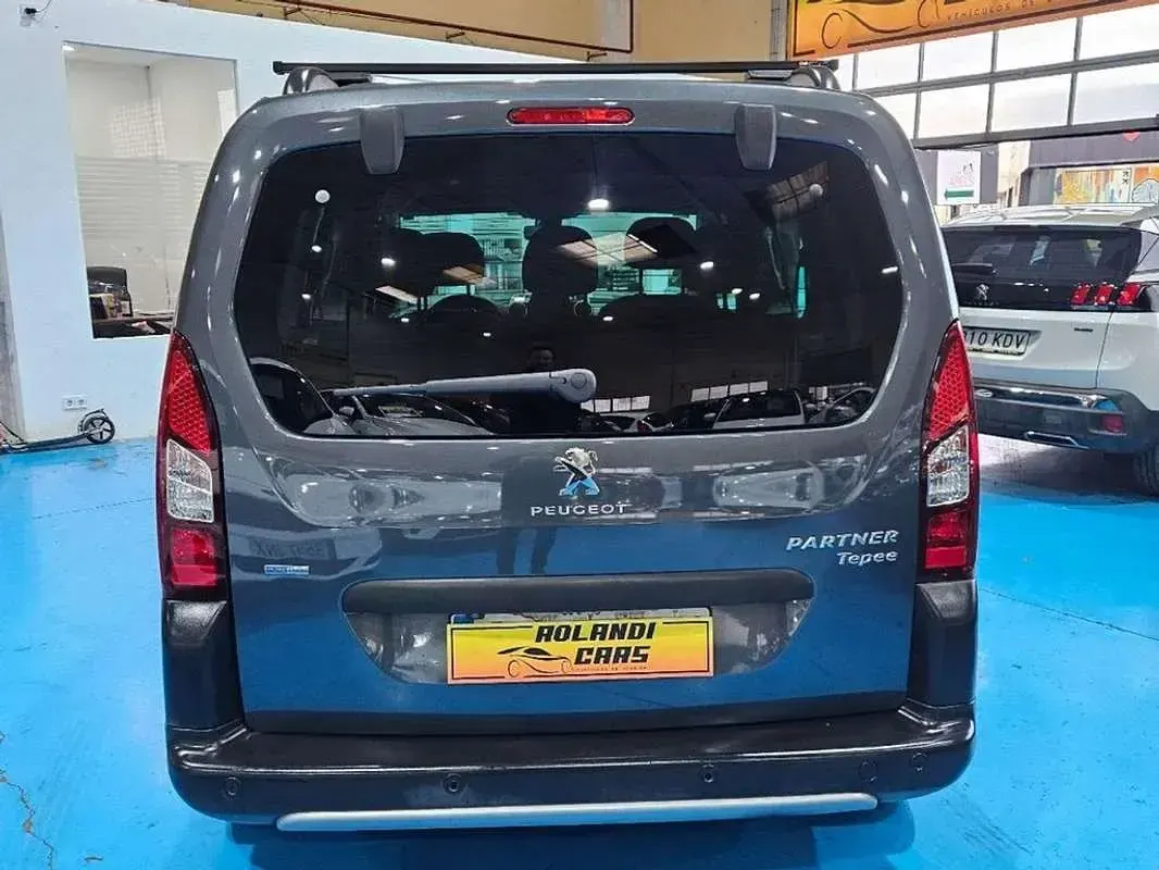 Usado Peugeot TePee Active 109 CV (80 kW) 2018 Negro Van