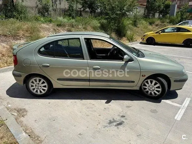 Usado Renault Mégane Authentique 110 CV (80 kW) 2001 Gris / plata Berlina