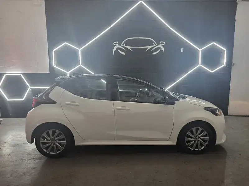 Usado Toyota Yaris Hybrid Active 116 CV (85 kW) 2022 Blanco Berlina