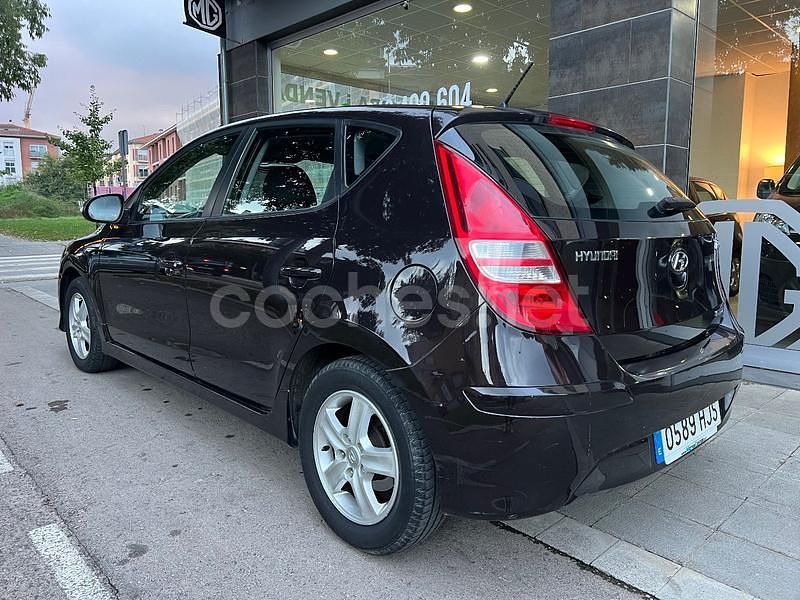 Usado Hyundai i30 Comfort 90 CV (66 kW) 2012 Negro Berlina