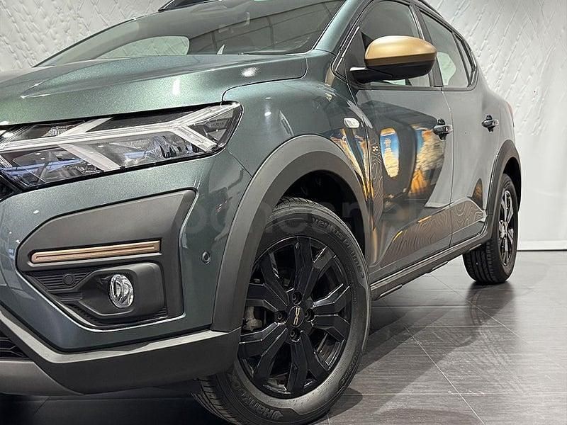 Usado Dacia Sandero Expression 101 CV (74 kW) 2025 Verde Berlina