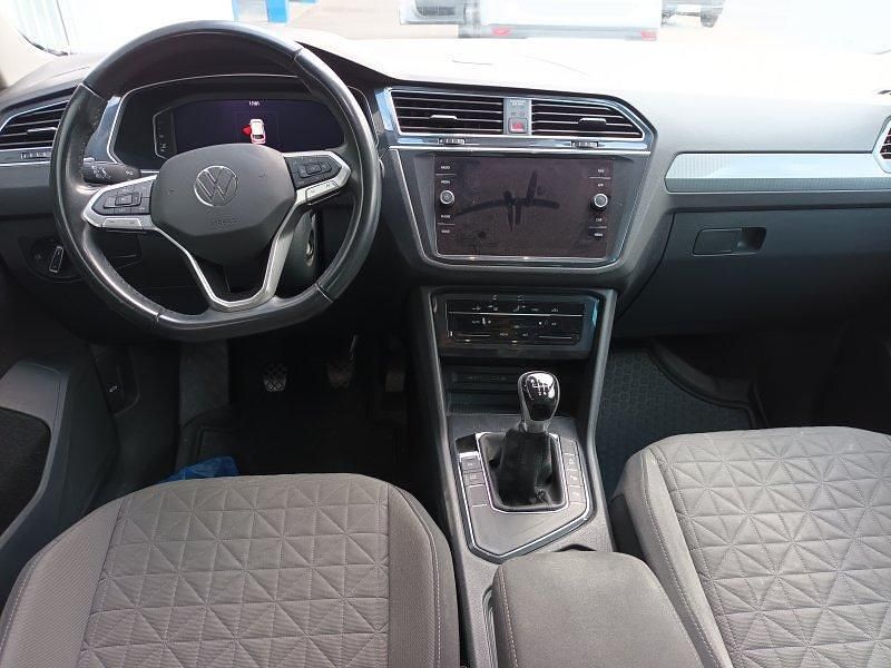 Usado VW Tiguan 130 CV (95 kW) 2022 Negro profundo efecto perla SUV