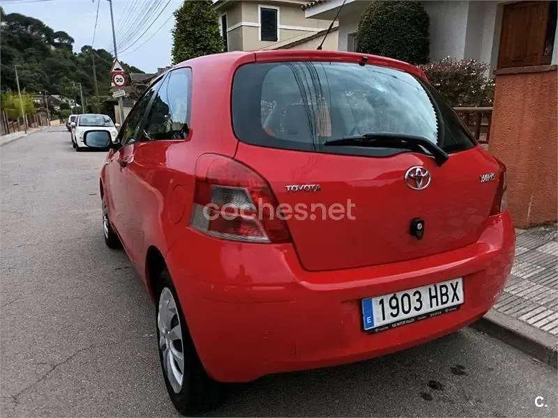 Usado Toyota Yaris Live 69 CV (50 kW) 2011 Rojo Utilitario