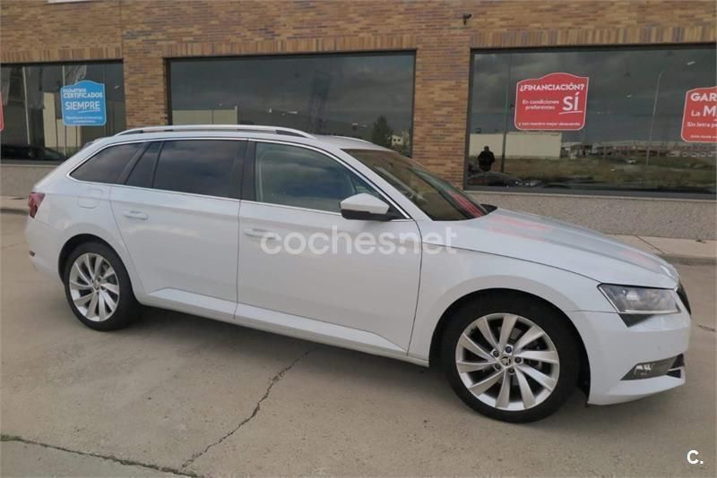 Usado Skoda Superb Style 150 CV (110 kW) 2016 Blanco Familiar