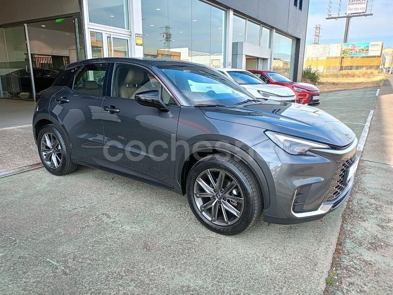 Gris / plata Usado 2024 Lexus LBX SUV | 35.200 € (Precio justo) - Imagen 1/4
