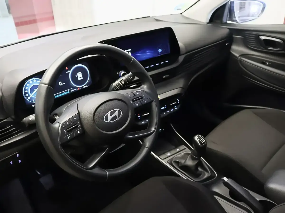 Usado Hyundai i20 100 CV (73 kW) 2024 Gris / plata Utilitario