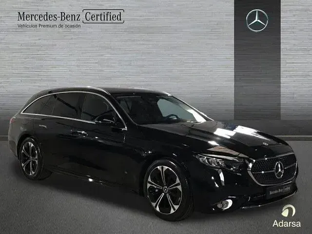 Usado Mercedes E300 313 CV (230 kW) 2025 Negro obsidiana Familiar