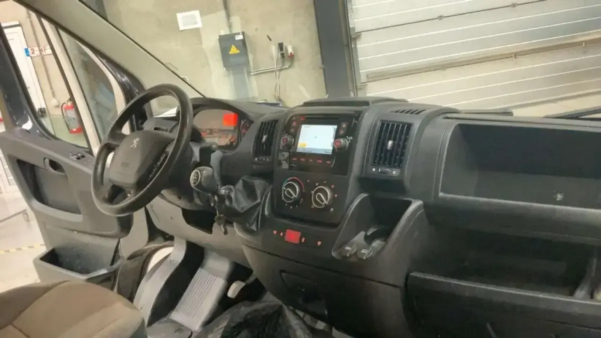 Usado Peugeot Boxer S 165 CV (121 kW) 2022 Negro Van