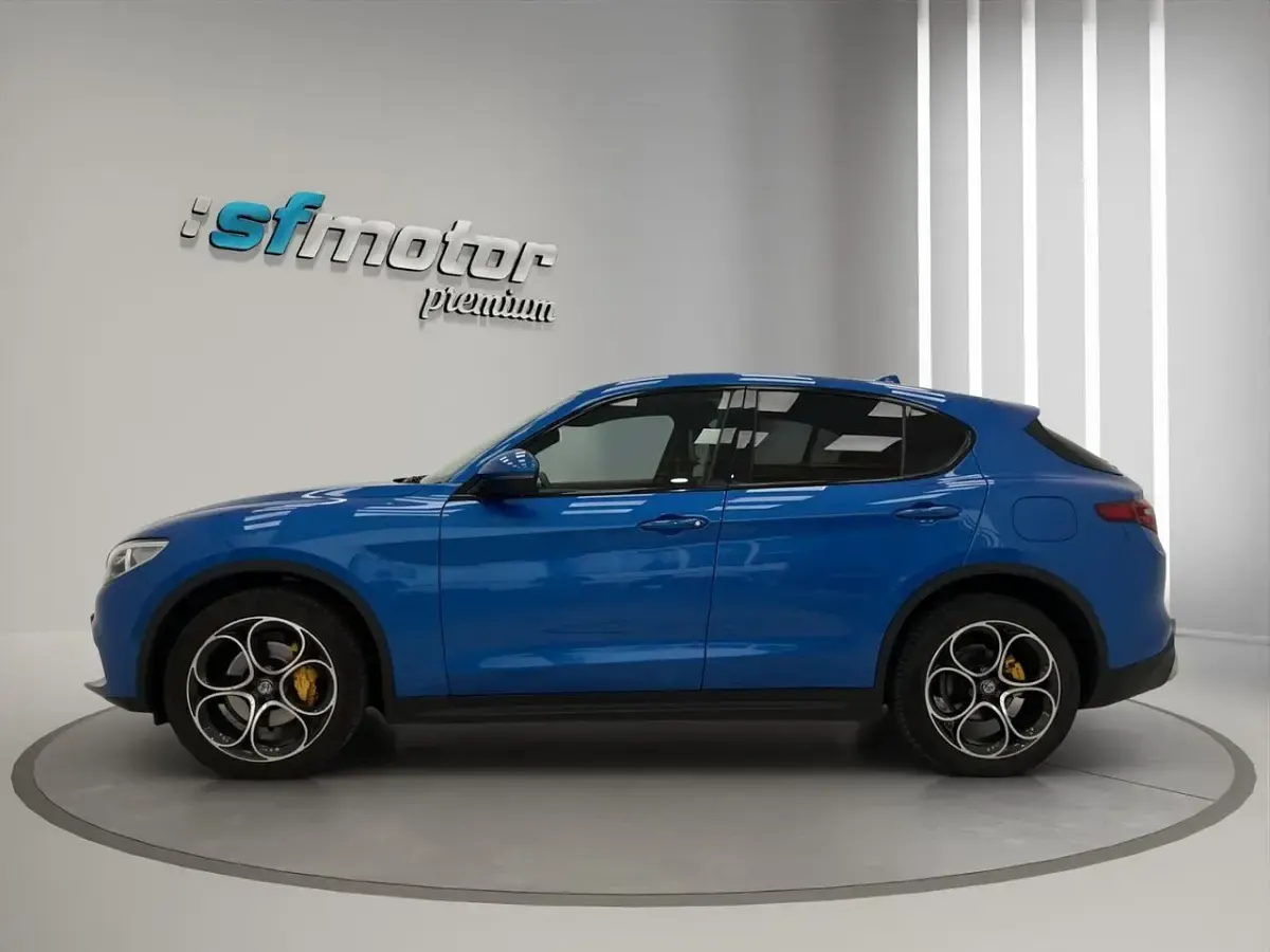 Usado Alfa Romeo Stelvio Executive 209 CV (153 kW) 2019 Azul metalizado SUV