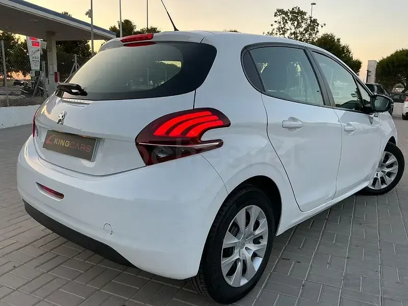 Usado Peugeot 208 68 CV (50 kW) 2018 Blanco Utilitario