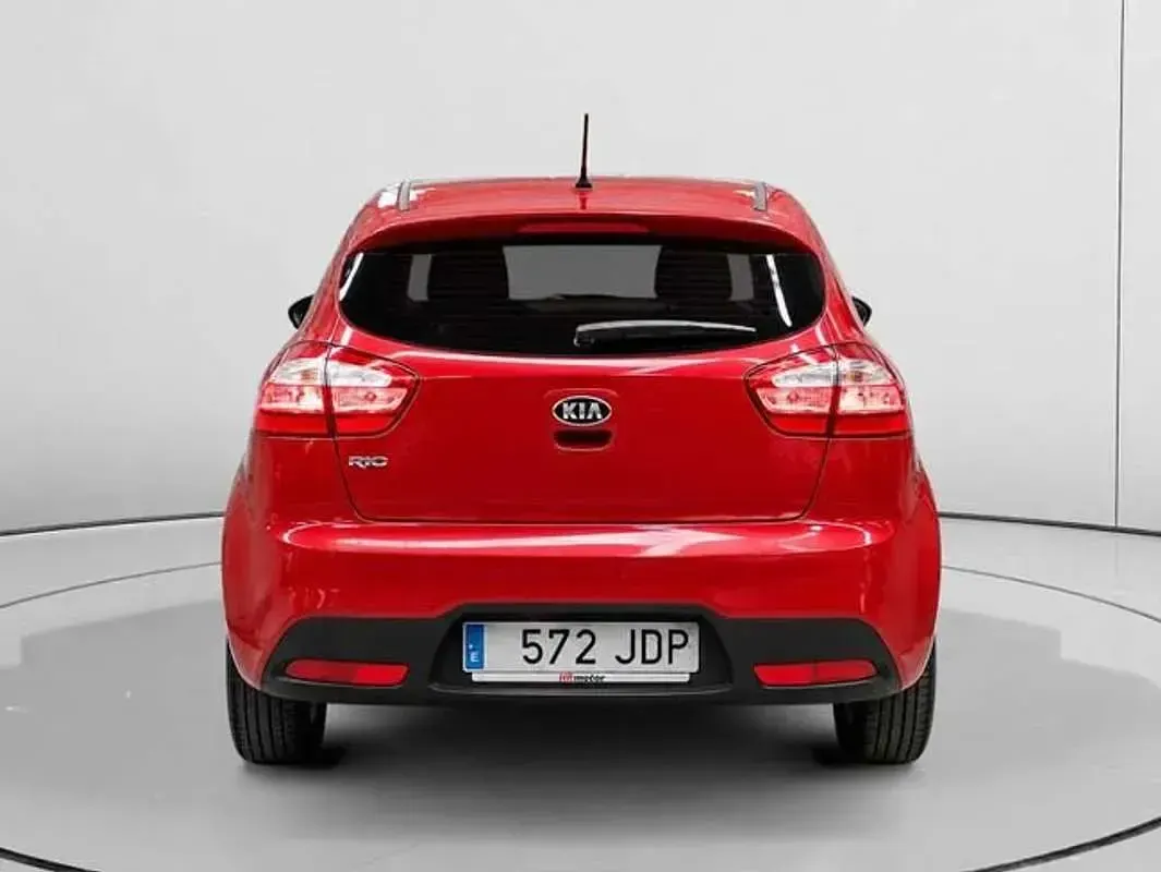 Usado Kia Rio 85 CV (62 kW) 2015 Rojo Utilitario